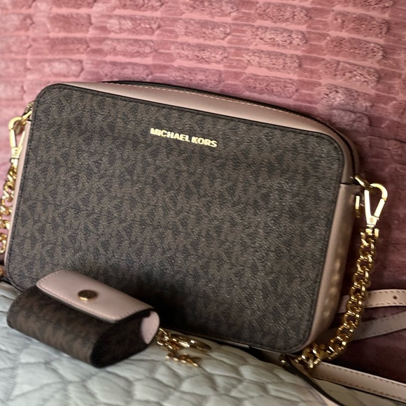 BRAND NEW. MICHEAL KORS CROSSBODY & Air Pods Case. Brown & blush Pink - Picture 8 of 12